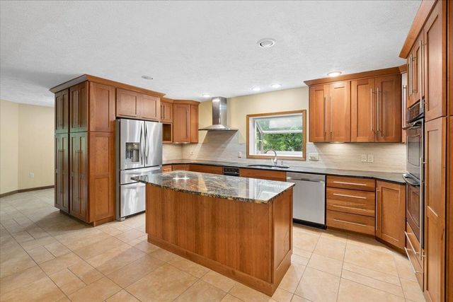 4 Berge Lane, Derry, NH 03038