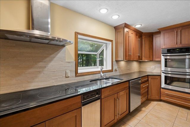 4 Berge Lane, Derry, NH 03038