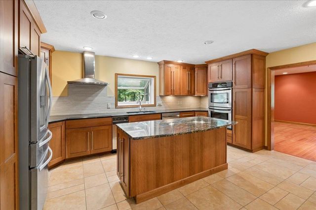 4 Berge Lane, Derry, NH 03038