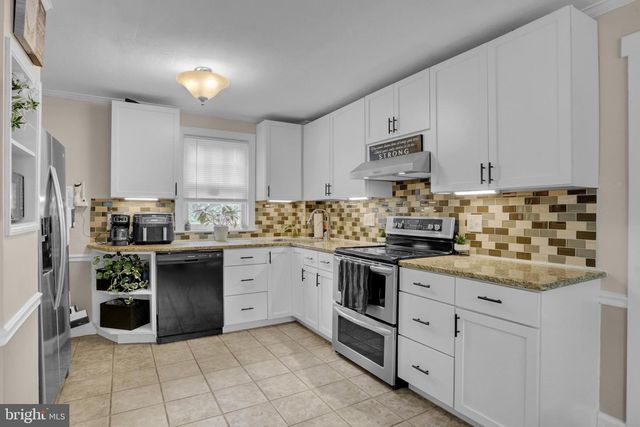 6 PERKIOMEN AVE, Schwenksville, PA 19473