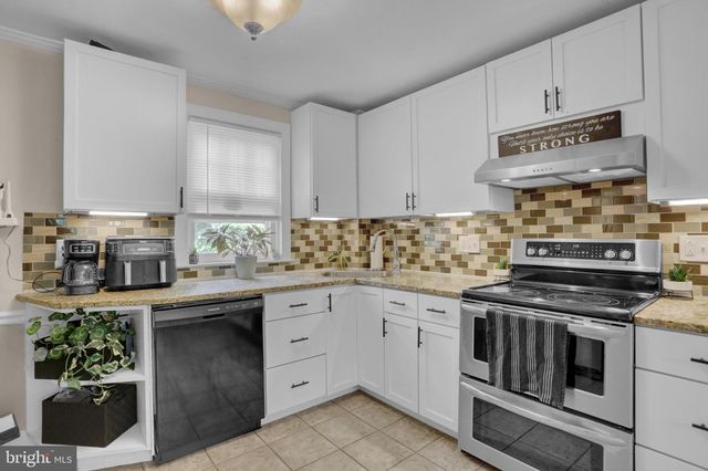 6 PERKIOMEN AVE, Schwenksville, PA 19473