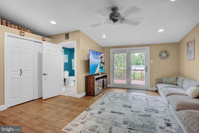 6 PERKIOMEN AVE, Schwenksville, PA 19473