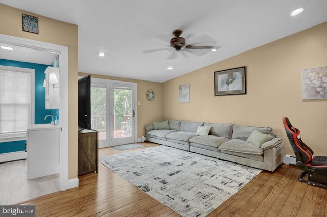 6 PERKIOMEN AVE, Schwenksville, PA 19473