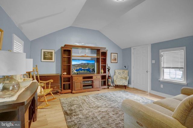 6 PERKIOMEN AVE, Schwenksville, PA 19473
