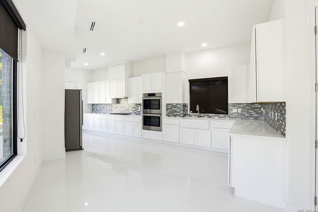 727 E PARK AVE, San Antonio, TX 78212