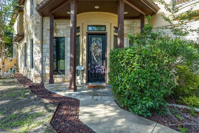1 Treehaven LN, The Hills, TX 78738