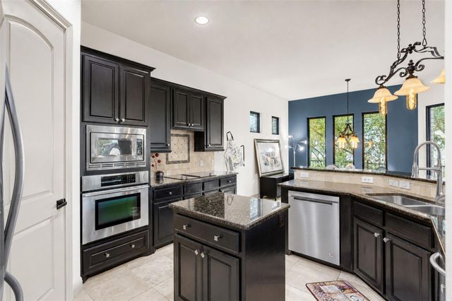 1 Treehaven LN, The Hills, TX 78738