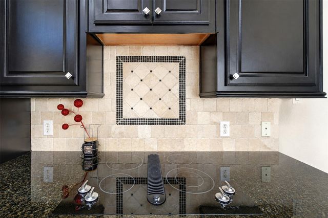 1 Treehaven LN, The Hills, TX 78738