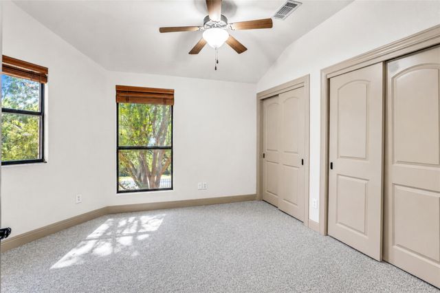 1 Treehaven LN, The Hills, TX 78738
