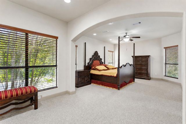 1 Treehaven LN, The Hills, TX 78738