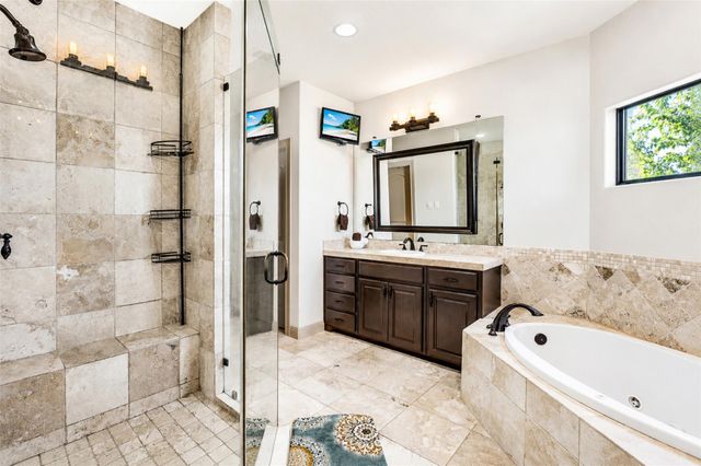 1 Treehaven LN, The Hills, TX 78738