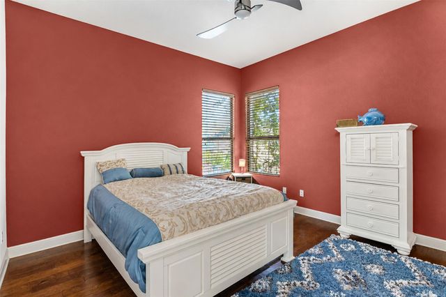 1 Treehaven LN, The Hills, TX 78738