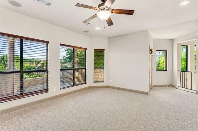 1 Treehaven LN, The Hills, TX 78738