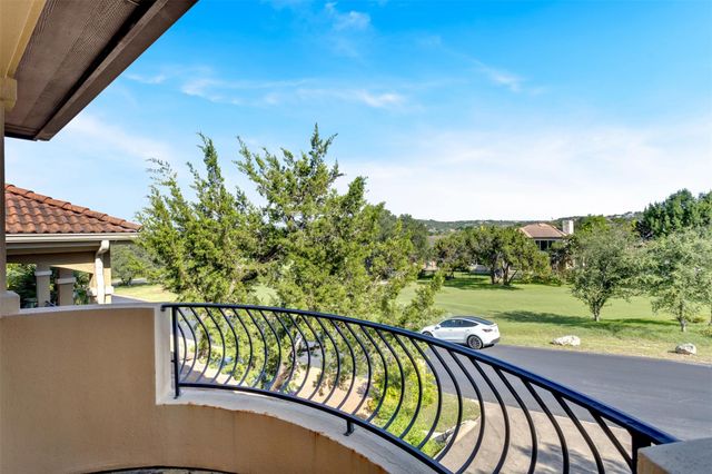 1 Treehaven LN, The Hills, TX 78738