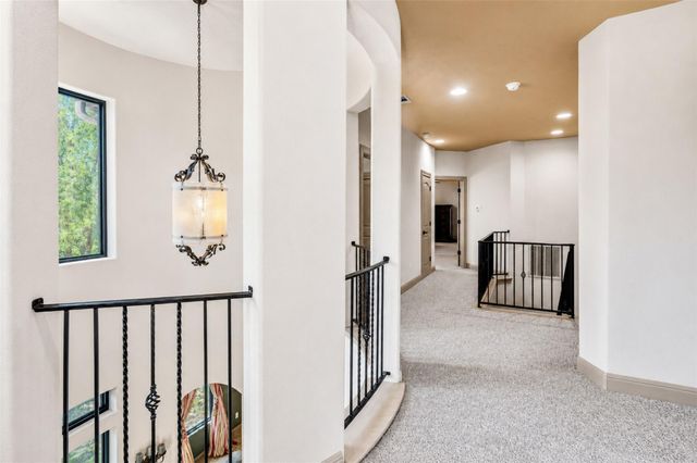 1 Treehaven LN, The Hills, TX 78738
