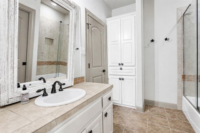 1 Treehaven LN, The Hills, TX 78738