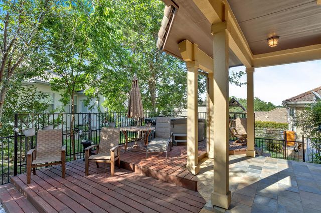 1 Treehaven LN, The Hills, TX 78738