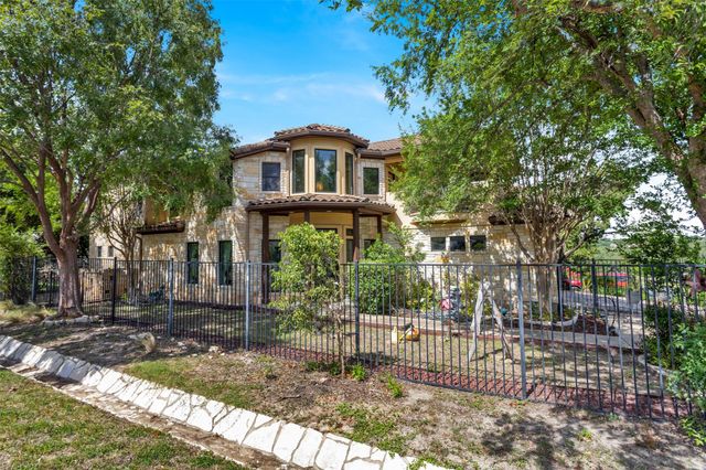 1 Treehaven LN, The Hills, TX 78738