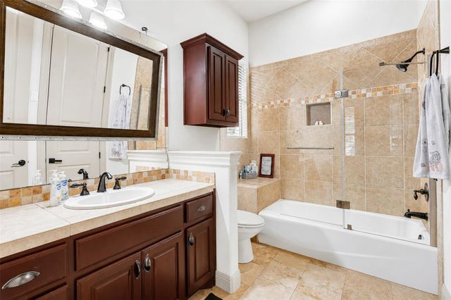 1 Treehaven LN, The Hills, TX 78738