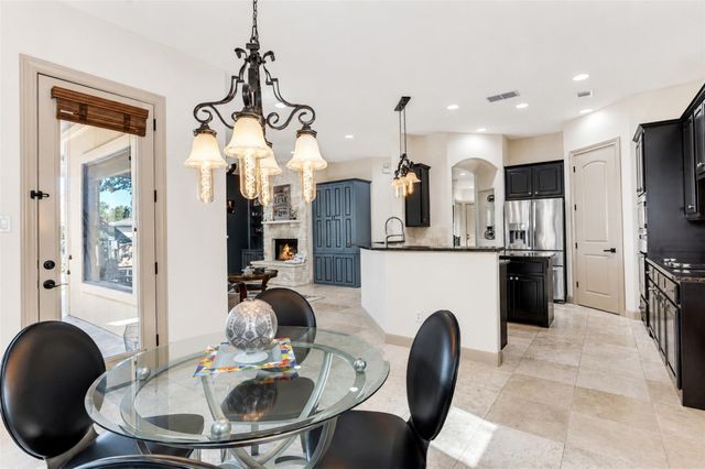 1 Treehaven LN, The Hills, TX 78738