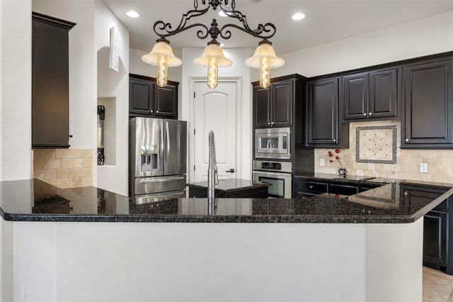 1 Treehaven LN, The Hills, TX 78738