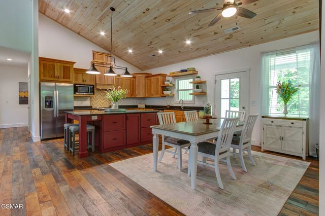 3882 Thomas Cross Road, Sevierville, TN 37876
