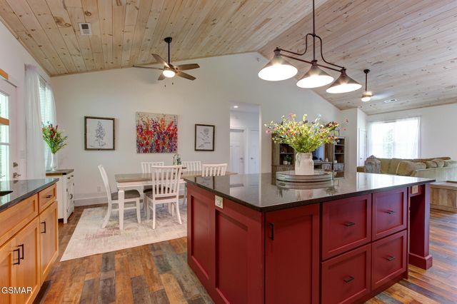 3882 Thomas Cross Road, Sevierville, TN 37876