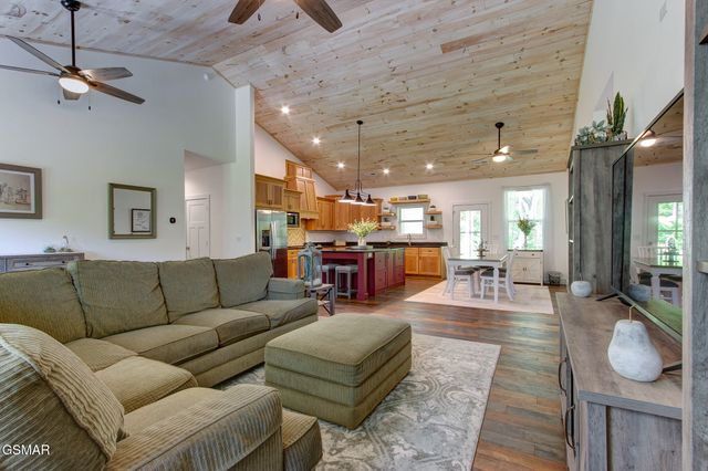 3882 Thomas Cross Road, Sevierville, TN 37876
