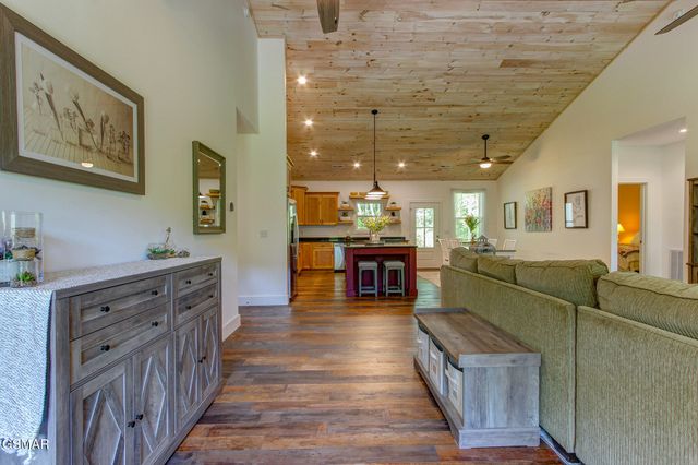 3882 Thomas Cross Road, Sevierville, TN 37876
