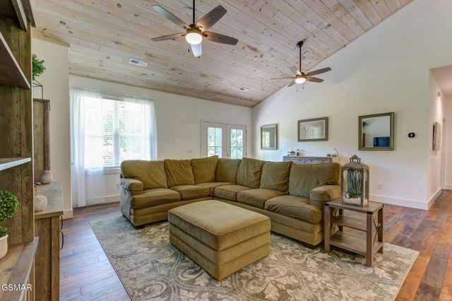 3882 Thomas Cross Road, Sevierville, TN 37876