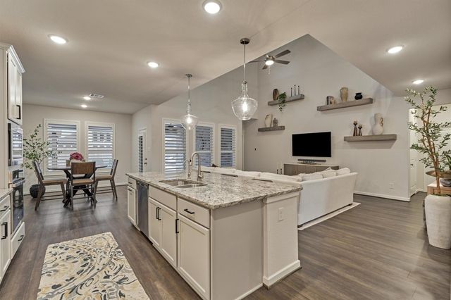 221 Christine Manor, Montgomery, TX 77316