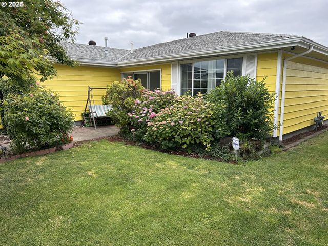1976 SANTIAM Dr, Woodburn, OR 97071