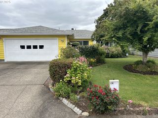 1976 SANTIAM Dr, Woodburn, OR 97071