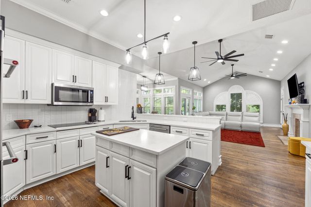 7903 VINEYARD LAKE Road N, Jacksonville, FL 32256