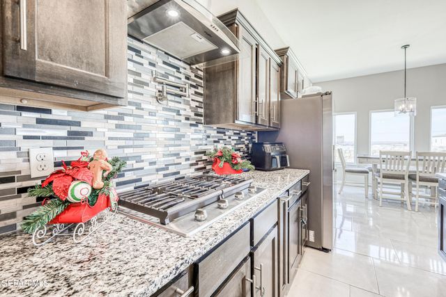 2375 Enchanted Peaks Lane, El Paso, TX 79911