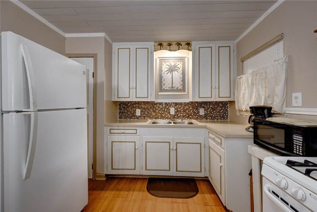 713 N Kossuth St, Rockport, TX 78382