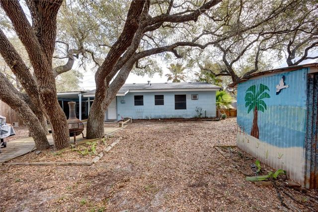 713 N Kossuth St, Rockport, TX 78382