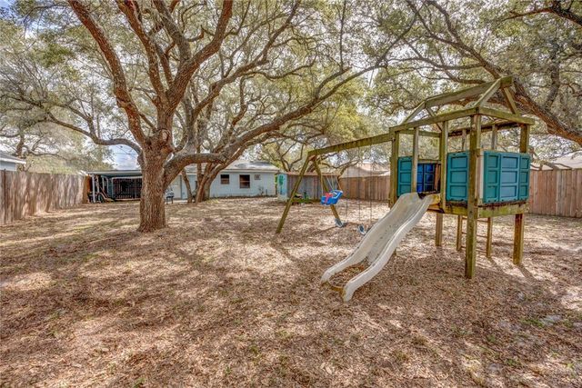 713 N Kossuth St, Rockport, TX 78382