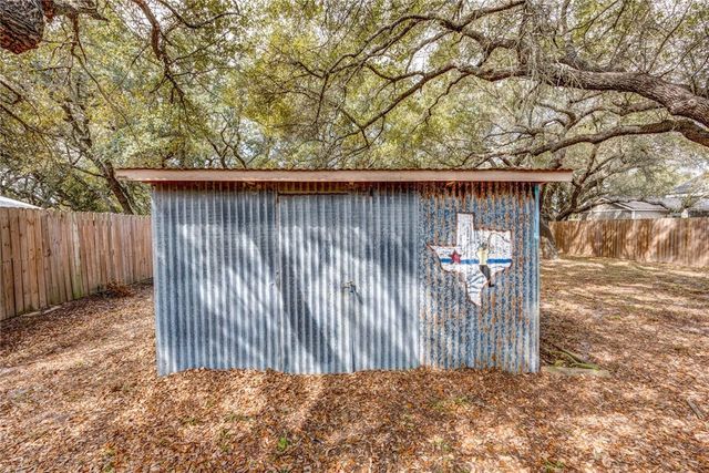 713 N Kossuth St, Rockport, TX 78382