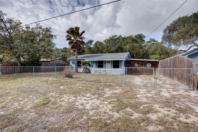 713 N Kossuth St, Rockport, TX 78382