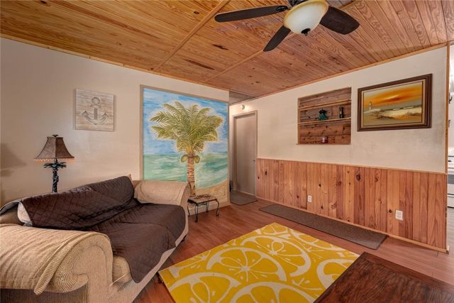 713 N Kossuth St, Rockport, TX 78382