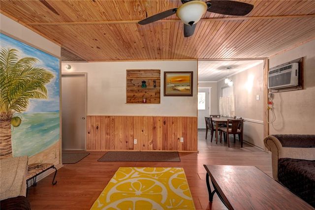 713 N Kossuth St, Rockport, TX 78382