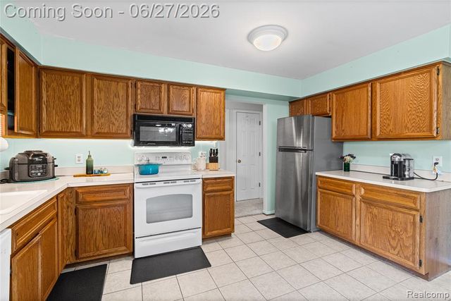 15908 Plymouth Drive 387, Clinton Township, MI 48038