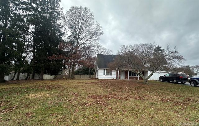 2 Hamilton Court, Coram, NY 11727