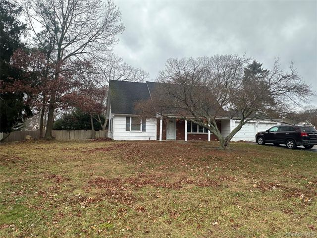 2 Hamilton Court, Coram, NY 11727