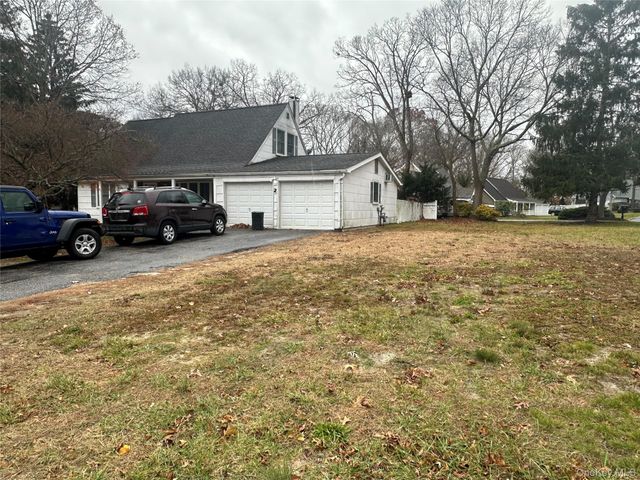 2 Hamilton Court, Coram, NY 11727