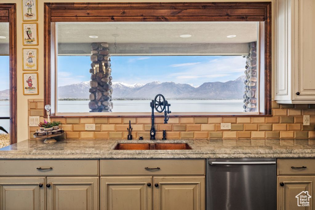 Image 21 of property listing at 1698 S AMANDA LN, Saratoga Springs, UT 84045