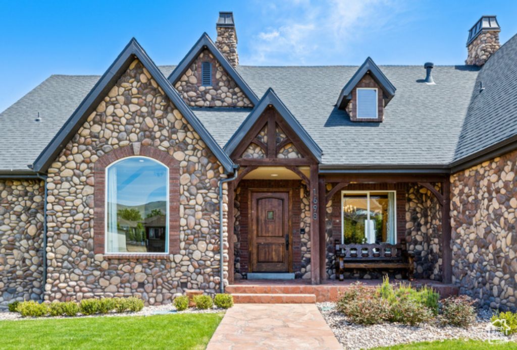 Image 7 of property listing at 1698 S AMANDA LN, Saratoga Springs, UT 84045