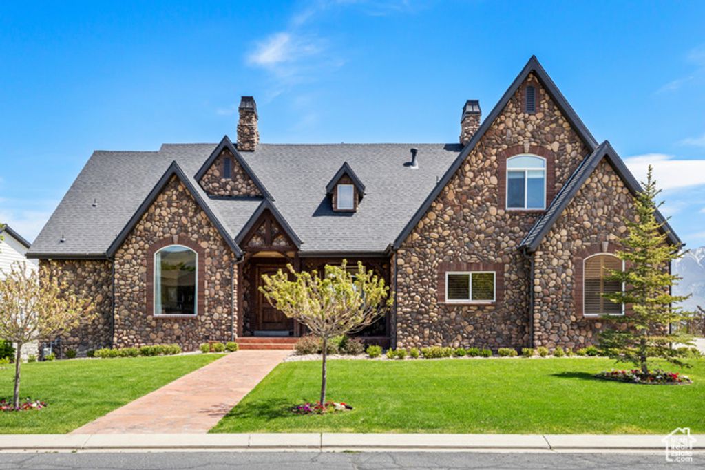 Image 8 of property listing at 1698 S AMANDA LN, Saratoga Springs, UT 84045
