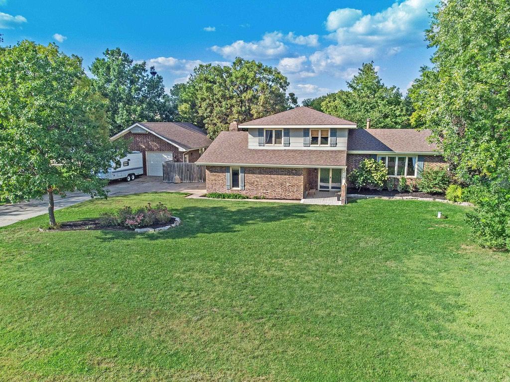 210 E Kerry Lynn, Andover, KS 67002